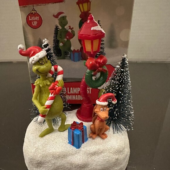 2025 The Grinch Dr. Seuss Illuminated Lamppost The Grinch & Max Village Pc. NIB - Picture 3 of 5